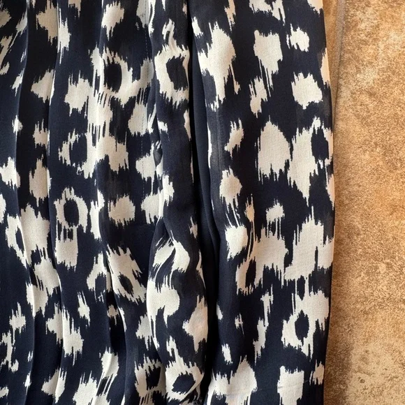 Elegant Blue and White Patterned Dress - Picture 5 of 5